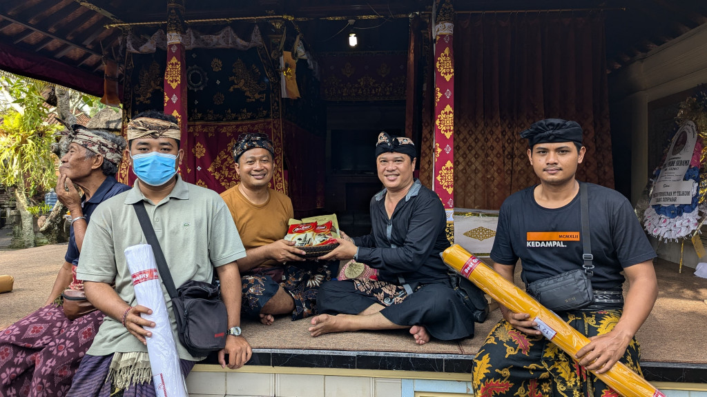 Perbekel Abiansemal Dauh Yeh Cani Menyerahkan Bantuan Penunjang